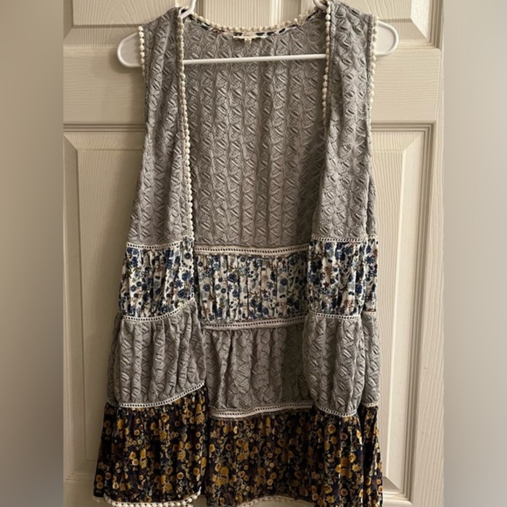 EASEL~GRAY N FLORAL TOPPER/ CARDIGAN~S